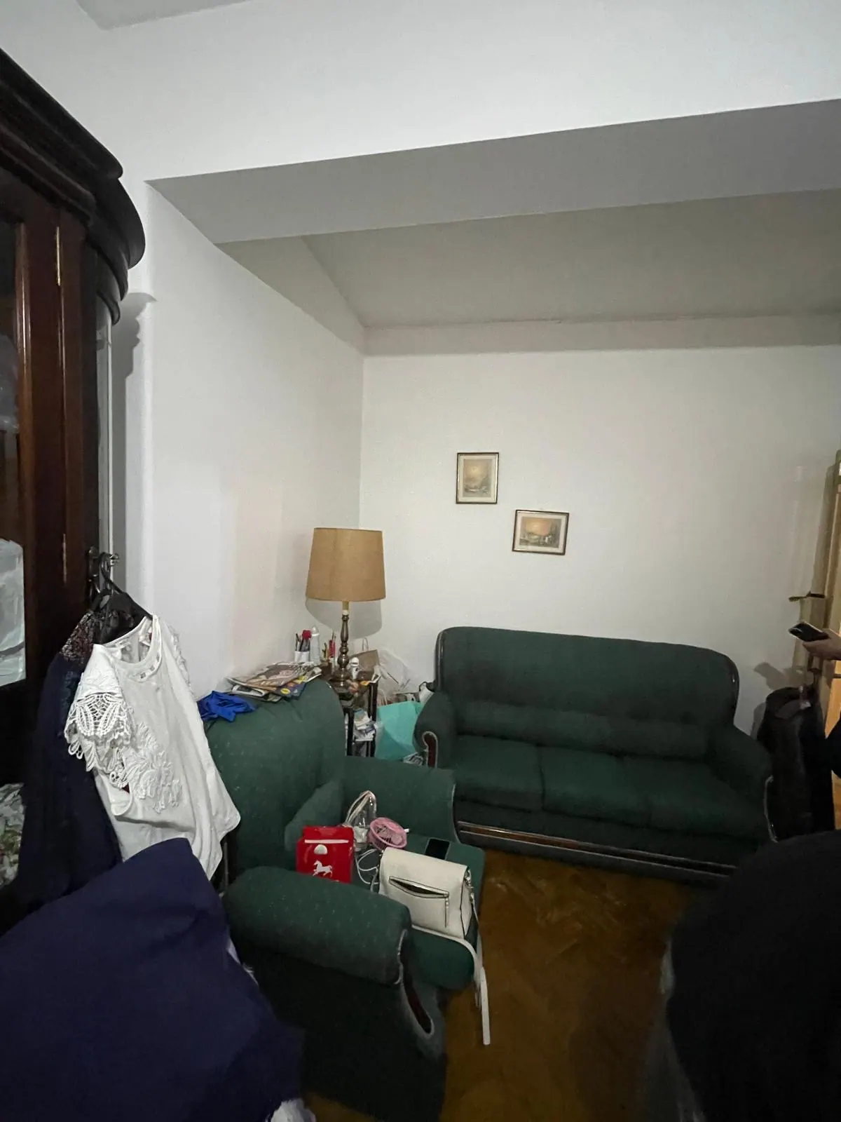 Sala com móveis antigos e roupa à vista antes da intervenção da Henar