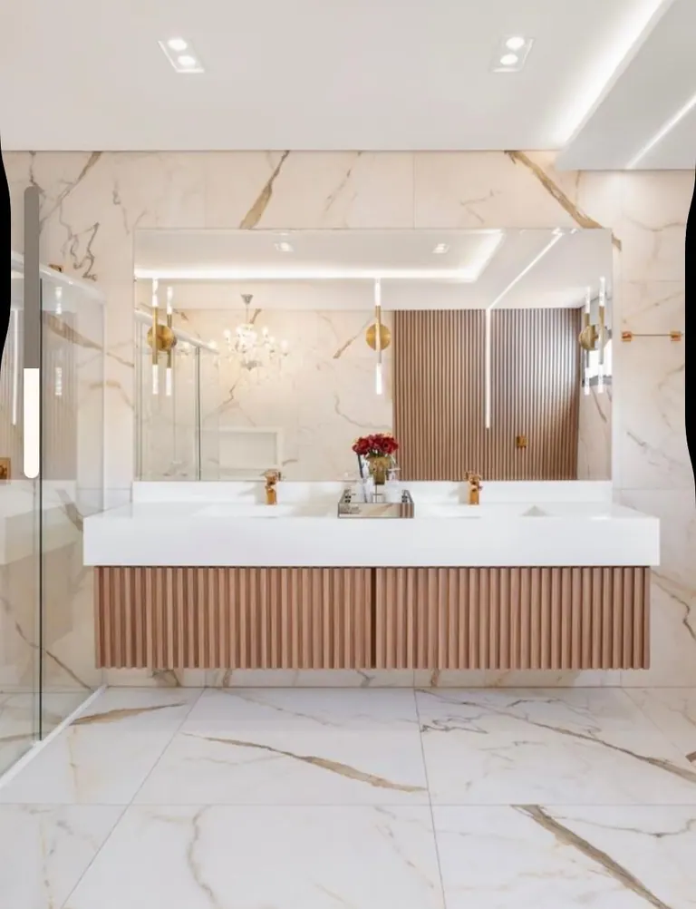 Casa de banho em mármore claro com lavatório duplo e móvel ripado