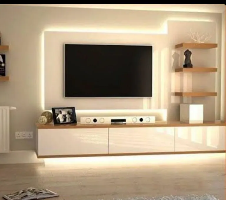 Móvel de televisão branco e madeira com iluminação indireta