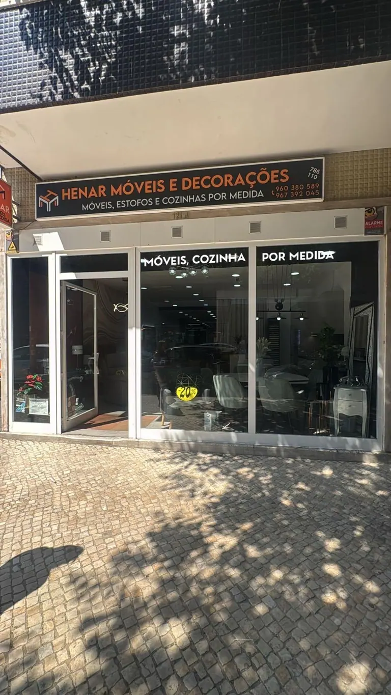 Fachada da loja Henar na Rua Dona Estefânia em Lisboa